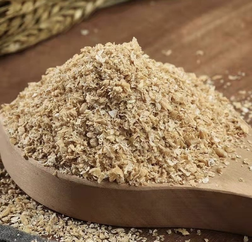 济麦22麸皮产品矩阵展示：左起为原色片状麸皮（食品级）、浅褐色超微麸皮粉（80目）、琥珀色液体发酵麸皮提取物（小瓶装）