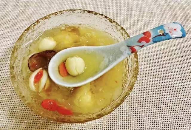 蒸好的桂花莲子甜品特写,莲子饱满洁白,表面泛着淡淡的桂花香气,餐具为复古陶瓷碗 桂花蒸莲子成品图