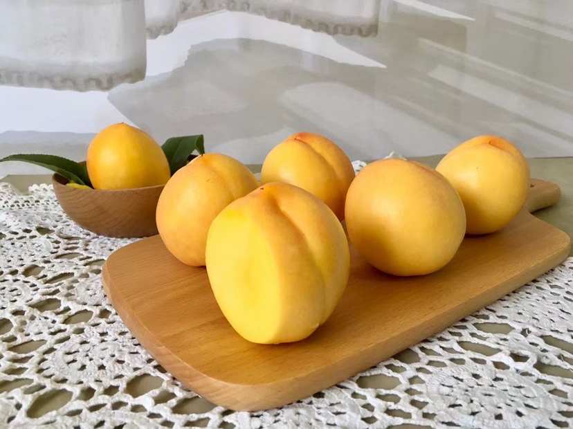 黄桃原材料及工具摆放