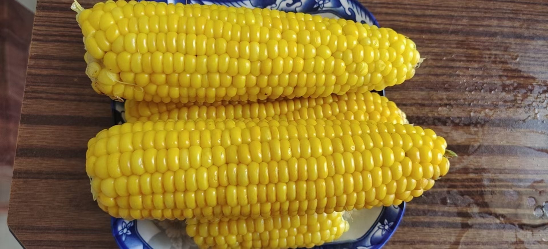 儿童食用水果玉米场景