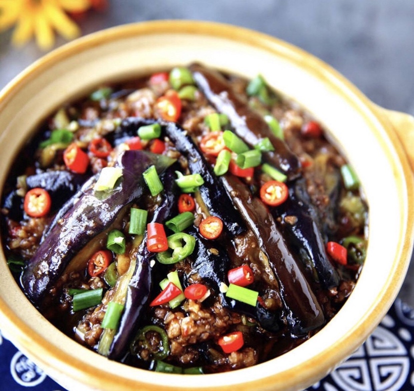 四宫格构图:左上为清水冲洗带蒂线茄(保留1cm绿色萼柄);右上为斜刀切成3mm薄椭圆片,断面洁白微泛青;左下为热锅冷油下蒜末爆香,油面泛起细泡;右下为线茄片入锅翻炒至边缘微卷、整体呈半透明琥珀色,锅气升腾,配青红椒丝点缀 线茄家常烹饪过程组图