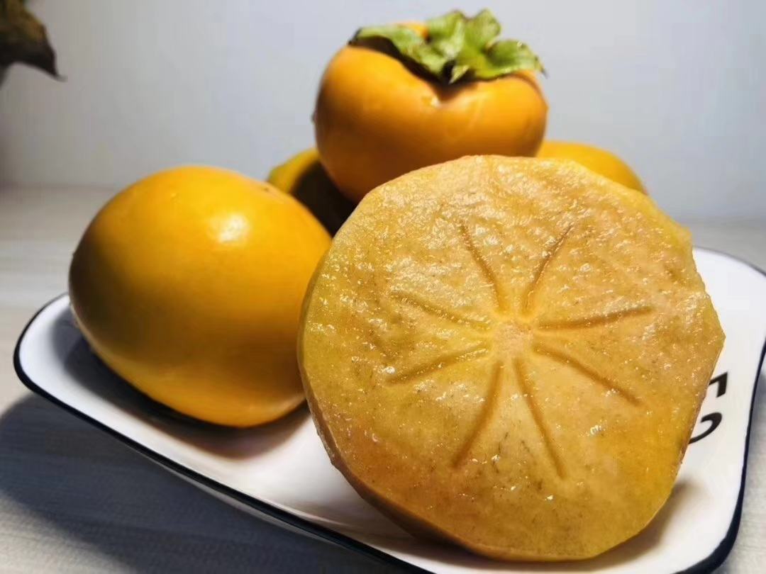 切开的大秋甜柿展示内部果肉结构