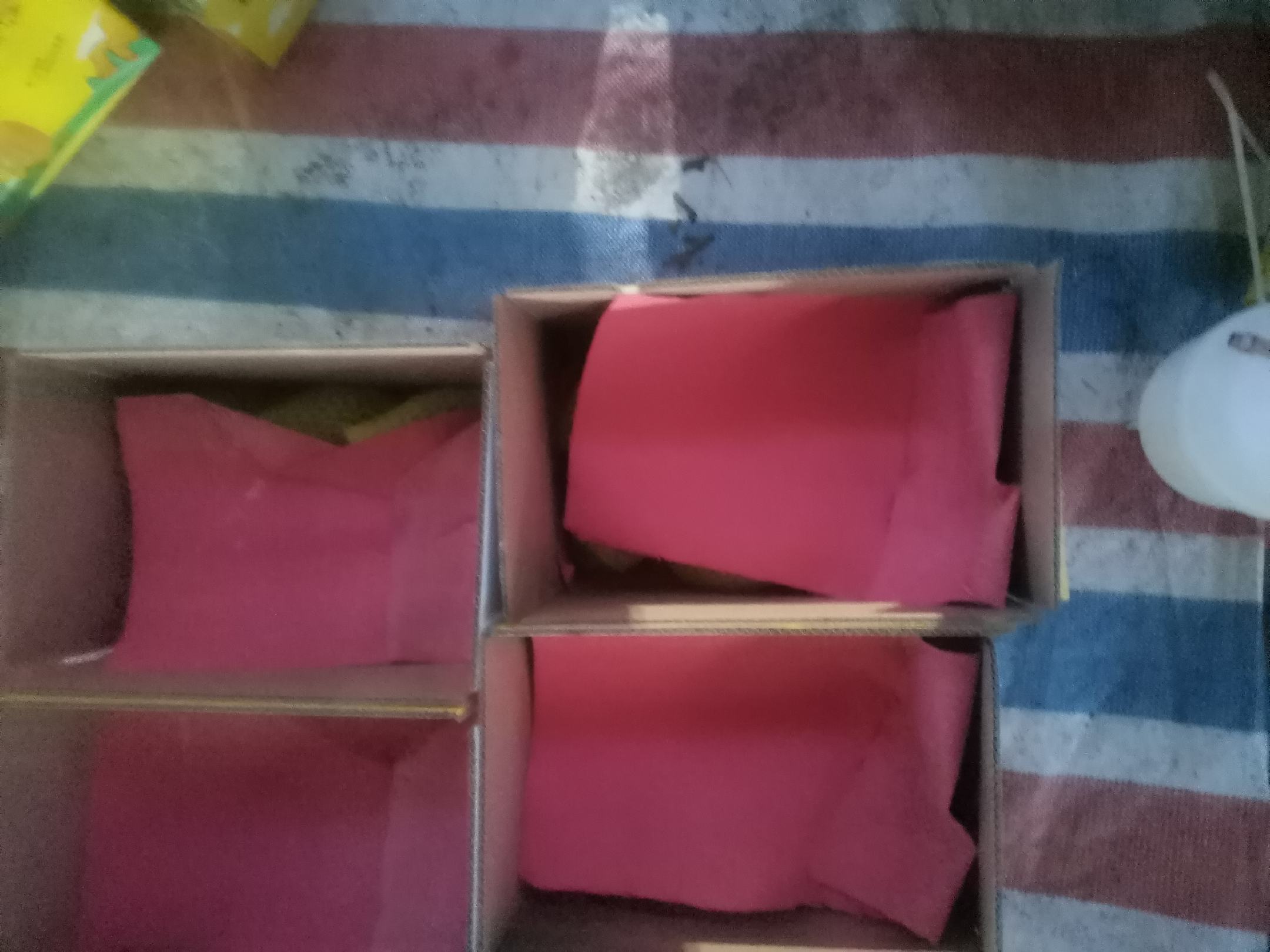 蜜晶17号终端销售场景:精品超市冷柜中独立托盘包装,附二维码溯源标签与“Brix≥17°”认证标贴,旁边陈列消费者手写好评卡:“真的甜过芒果!” 蜜晶17号终端销售场景:精品超市冷柜中独立托盘包装,附二维码溯源标签与“Brix≥17°”认证标贴,旁边陈列消费者手写好评卡:“真的甜过芒果!”
