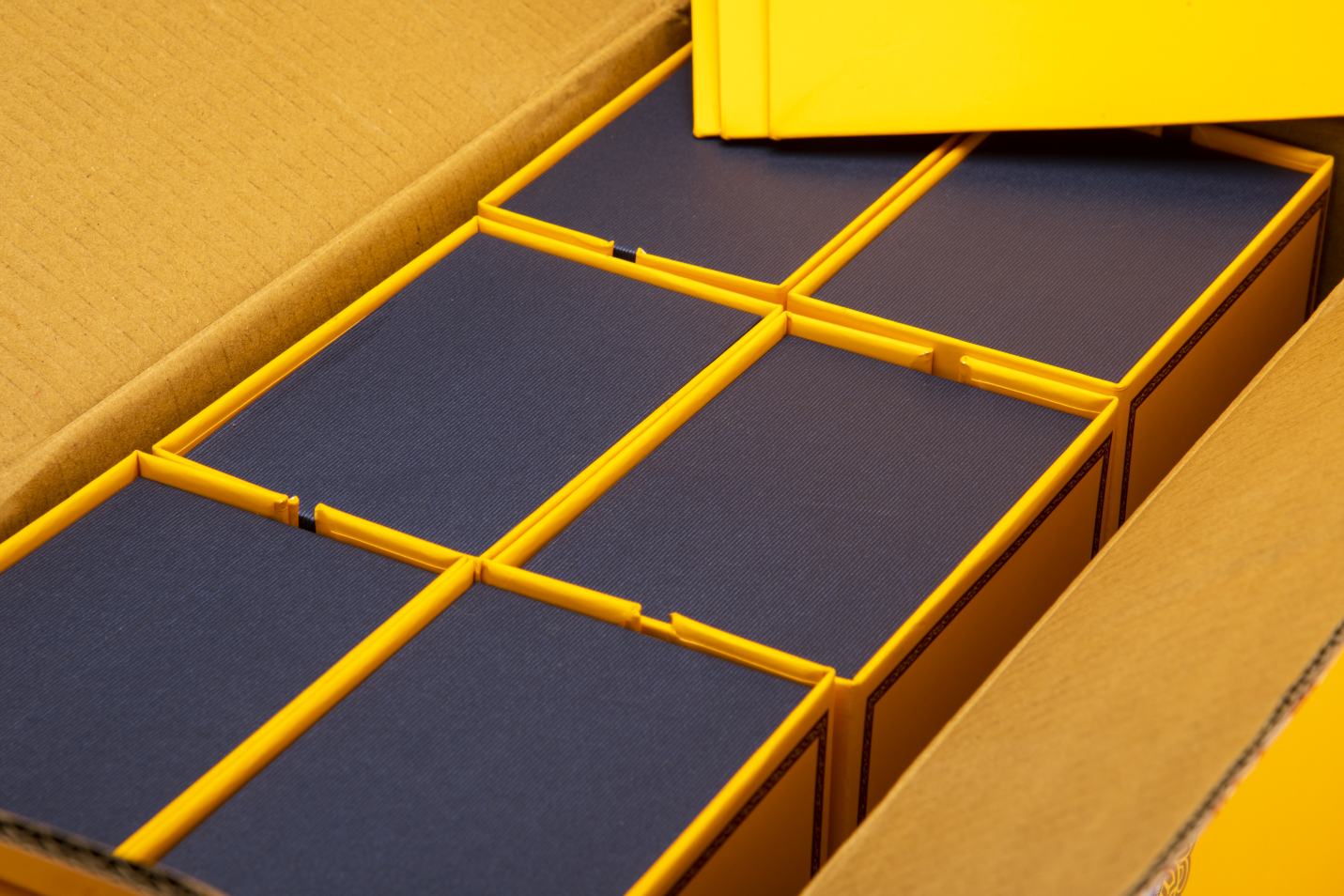 “大雅一号”黄果柑果酒品牌矩阵陈列图：包含玻璃瓶装经典款（浅金色酒液透光）、陶坛陈酿限量版（手写编号+石棉山形浮雕）、便携铝罐系列（国潮插画设计），背景为石棉安顺场万亩黄果柑果园航拍图