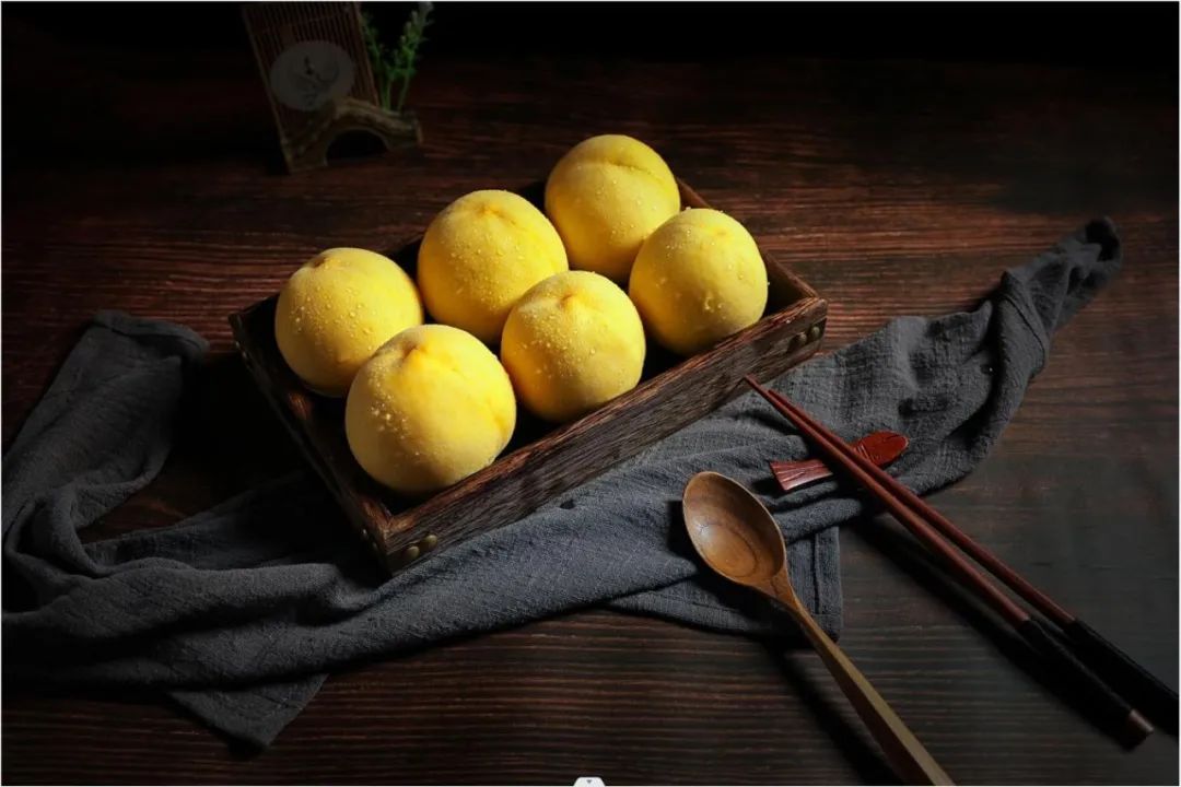 炎陵黄桃礼盒与切开果实展示图