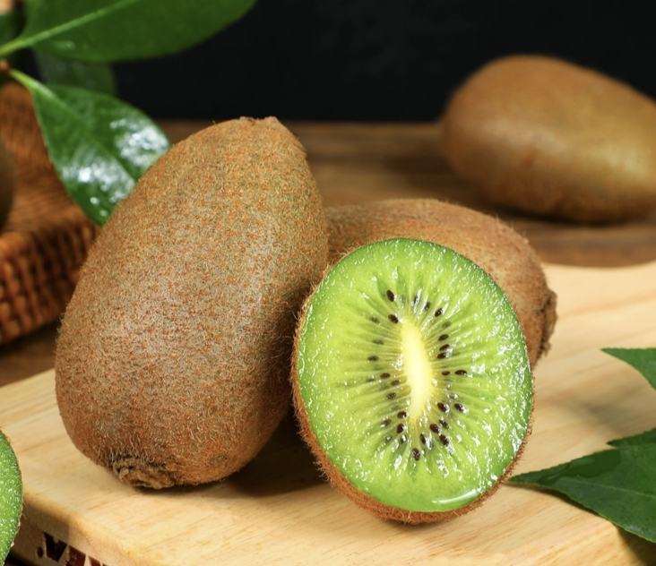 高清微距摄影:成熟中华猕猴桃(Actinidia chinensis)横切面,表皮覆褐色绒毛,果肉呈翡翠绿色,质地细腻多汁,中央排列整齐的黑色可食籽粒;背景虚化突出果实新鲜饱满状态,体现其作为高敏原生鲜农产品的典型形态特征 猕猴桃横切特写:展示毛茸茸表皮与鲜绿果肉中密集黑色籽粒