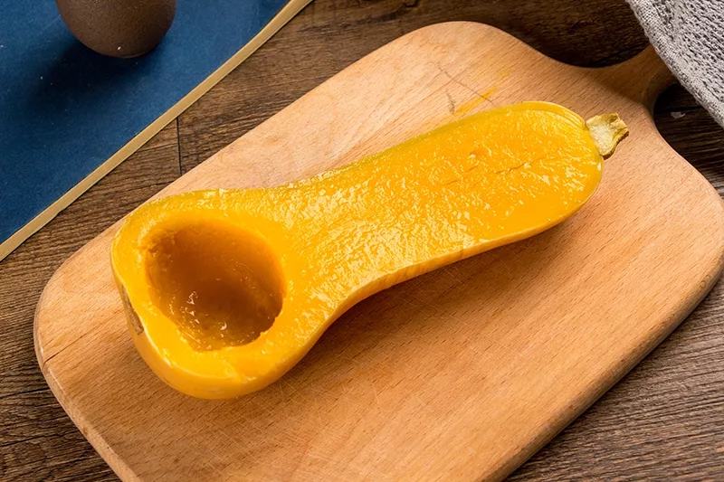 家庭厨房中正在处理奶油南瓜的场景