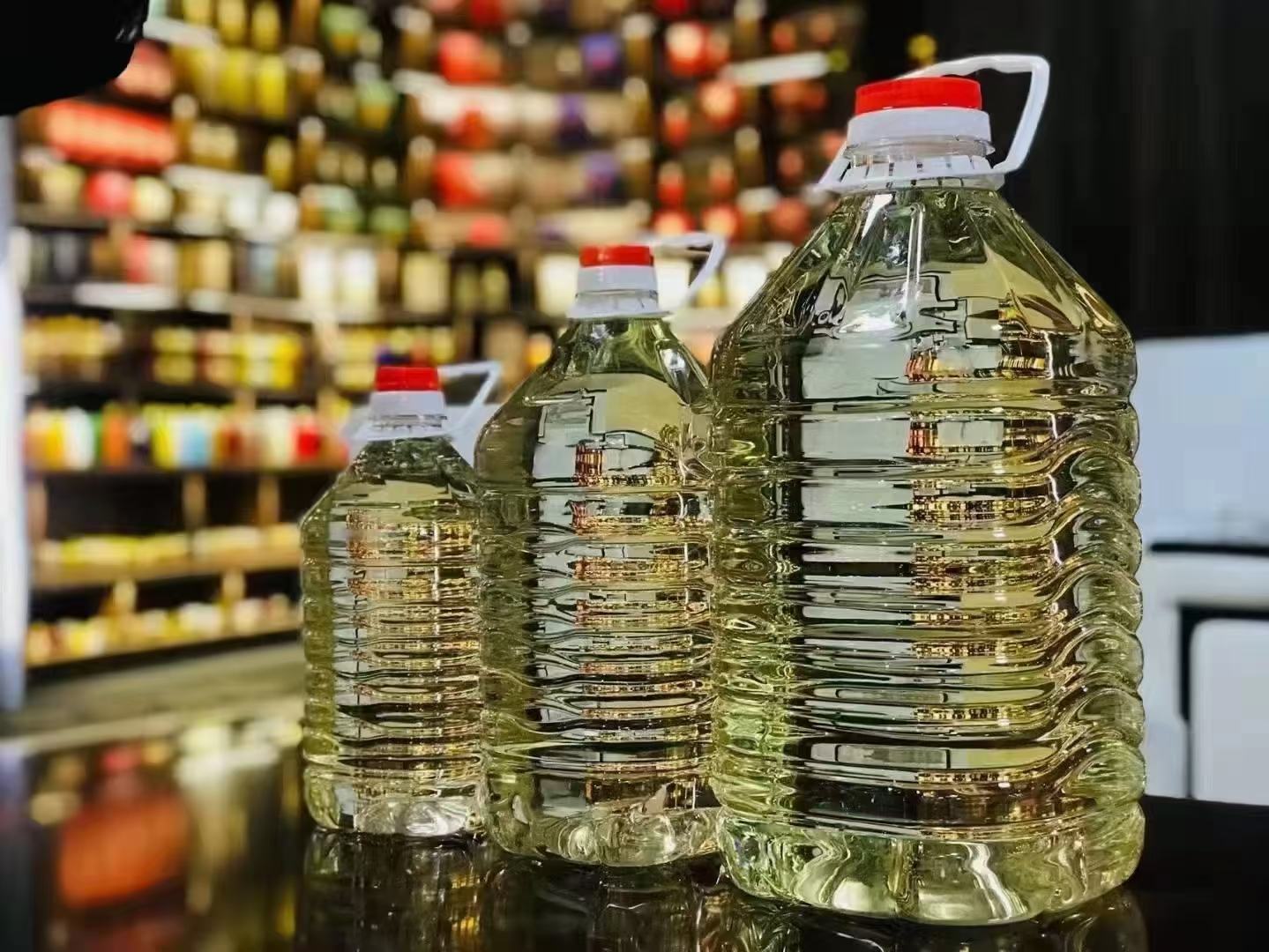 江小白蜜桃味酒瓶与新鲜蜜桃对比摆放