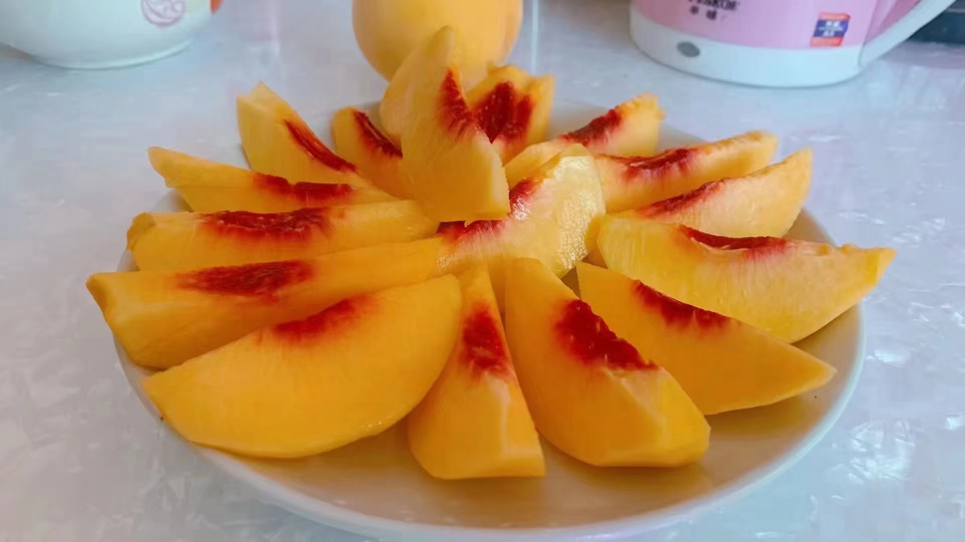 鲜食黄桃切块摆盘图