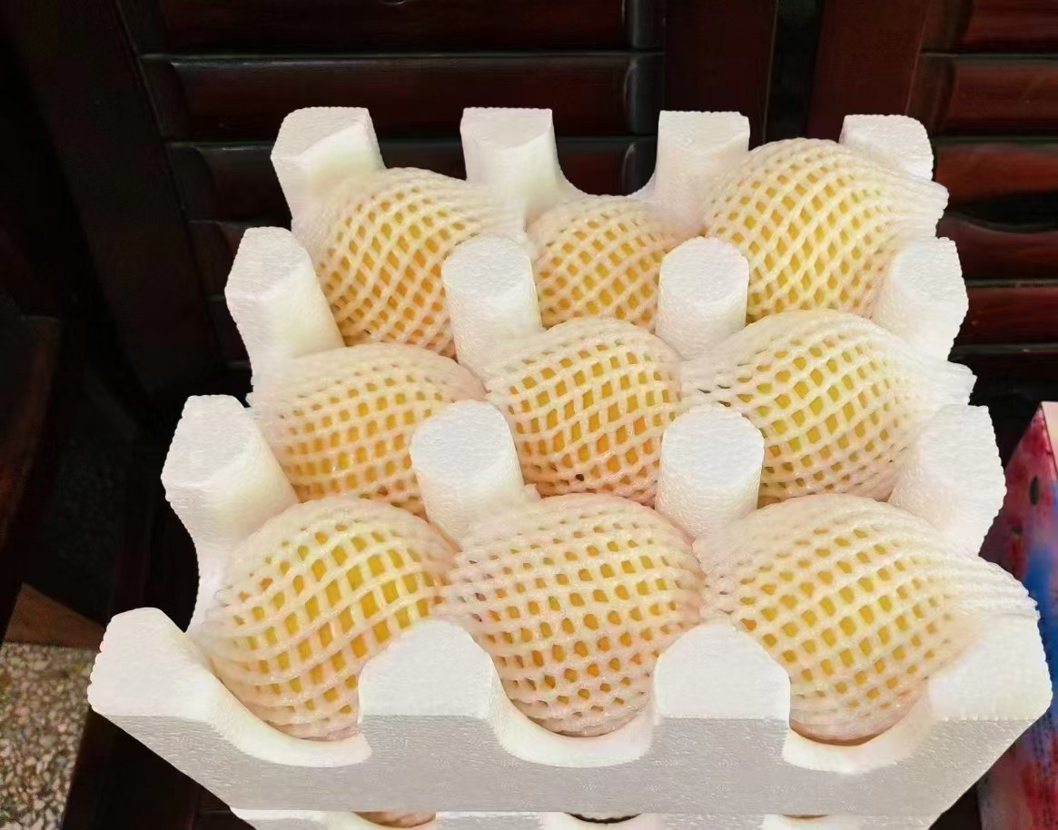 画面展示:一位母亲用不锈钢研磨碗将蒸熟去皮的黄桃果肉碾压成细腻顺滑的淡橙色果泥,旁边放置消毒过的硅胶辅食勺和标注'8M+'的玻璃储藏罐,背景为干净厨房台面,无整颗黄桃或果皮出现,强调安全处理过程 八个月宝宝安全食用黄桃泥的示范图