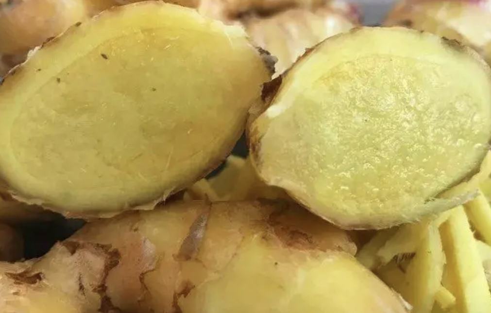 大黄姜切开后展示其独特的黄心颜色,肉质细腻,色泽鲜艳 大黄姜特写展示其黄心内部