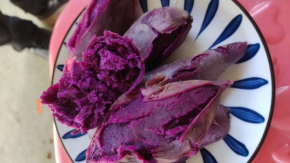 蒸熟切开的紫薯展示内部颜色