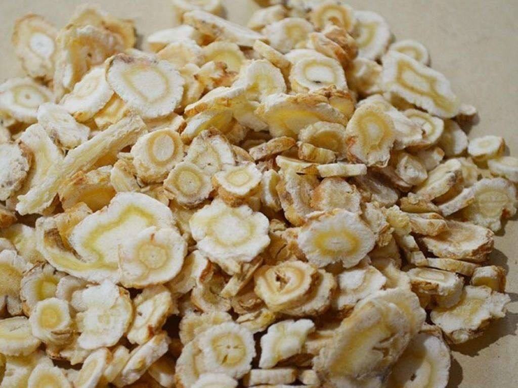 左图:北沙参饮片标准横切面显微结构示意图——可见明显木栓层、皮层狭窄、韧皮部宽广、形成层环清晰、木质部导管放射状排列,射线宽而明显;右图:正规药店所售统货北沙参饮片实物拼图——呈淡黄白色细长段状,表面有细密纵沟纹,断面角质样半透明,无霉变、无硫熏异味,符合《中国药典》2020年版性状与检查要求 优质北沙参饮片横切面显微图与市售商品对比