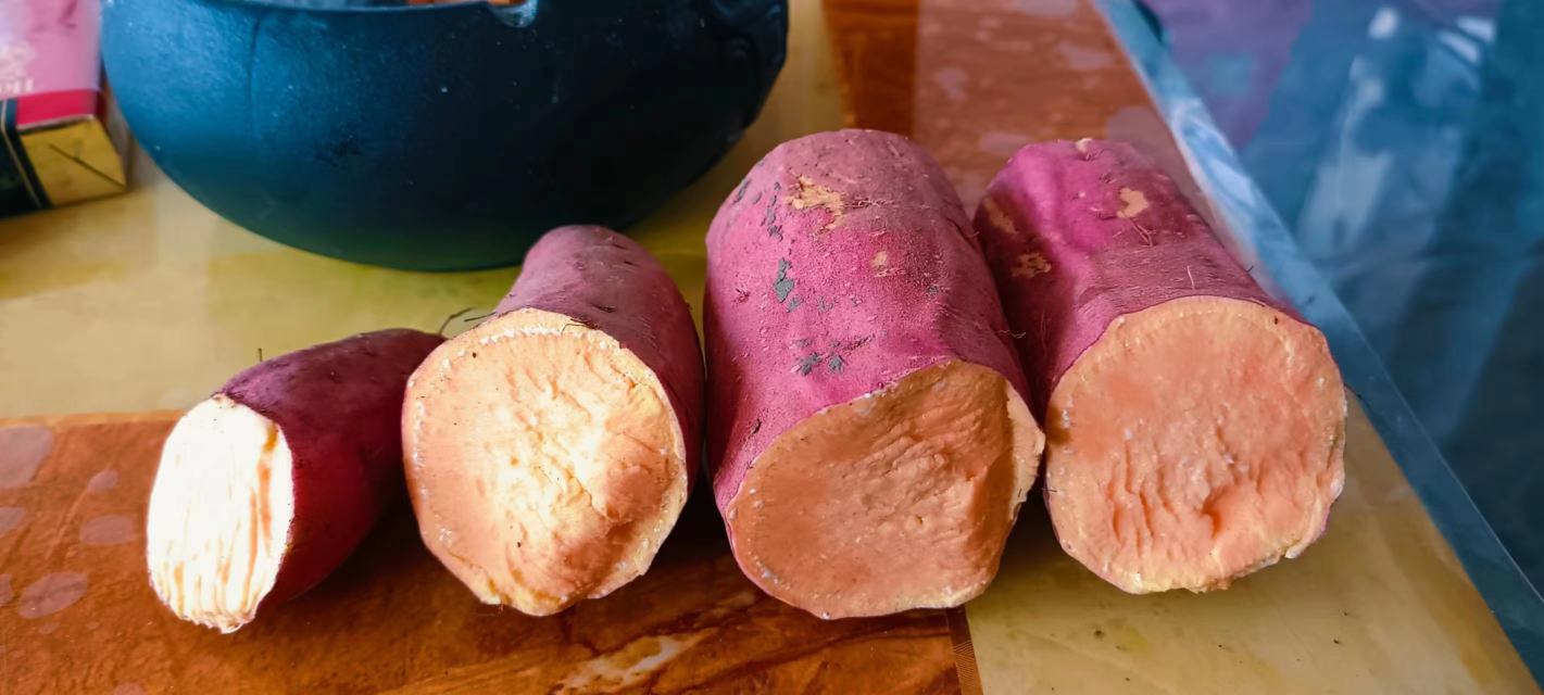 烟薯25切开的横截面展示橘红色和金黄色的差异