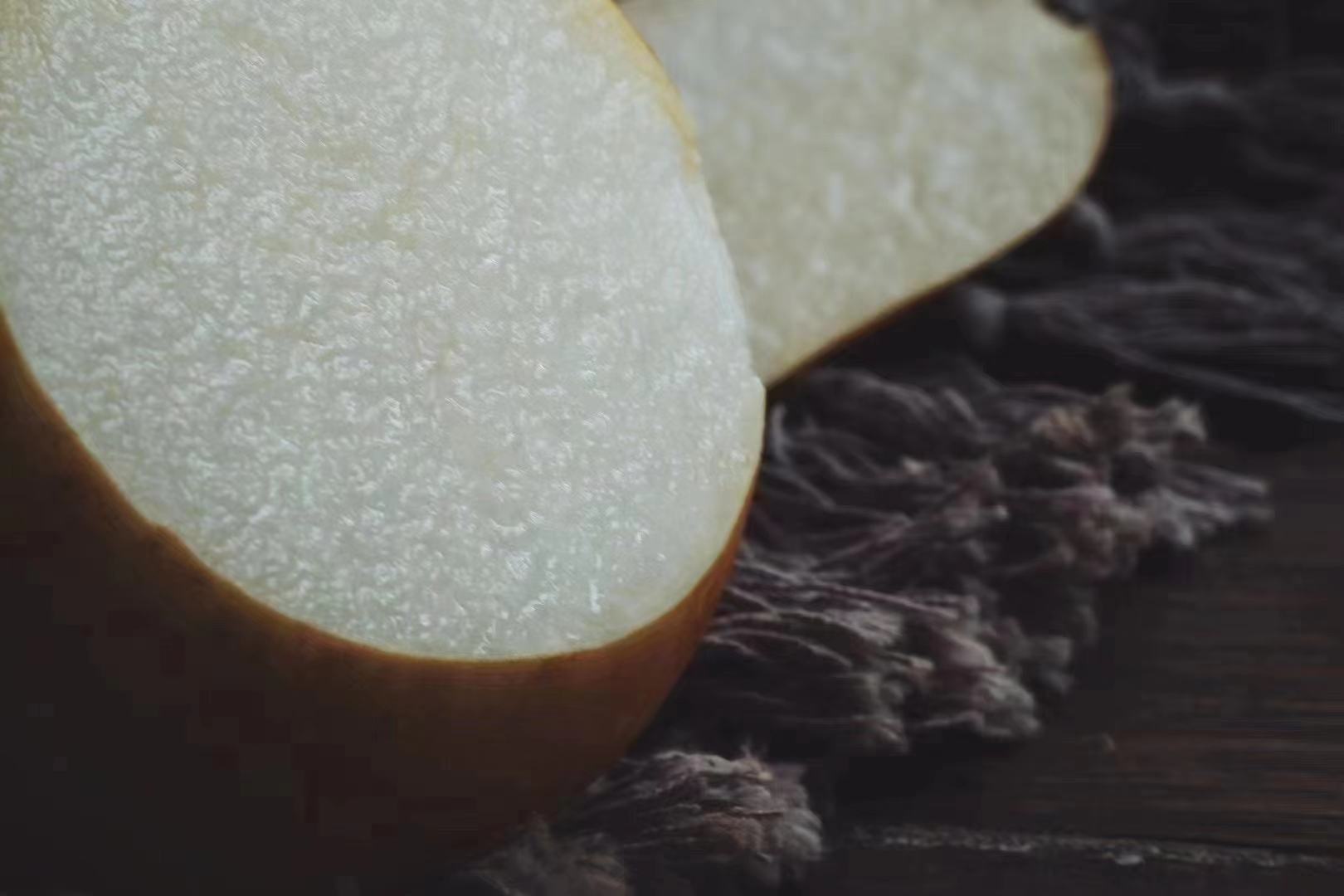 切开的秋月梨横截面