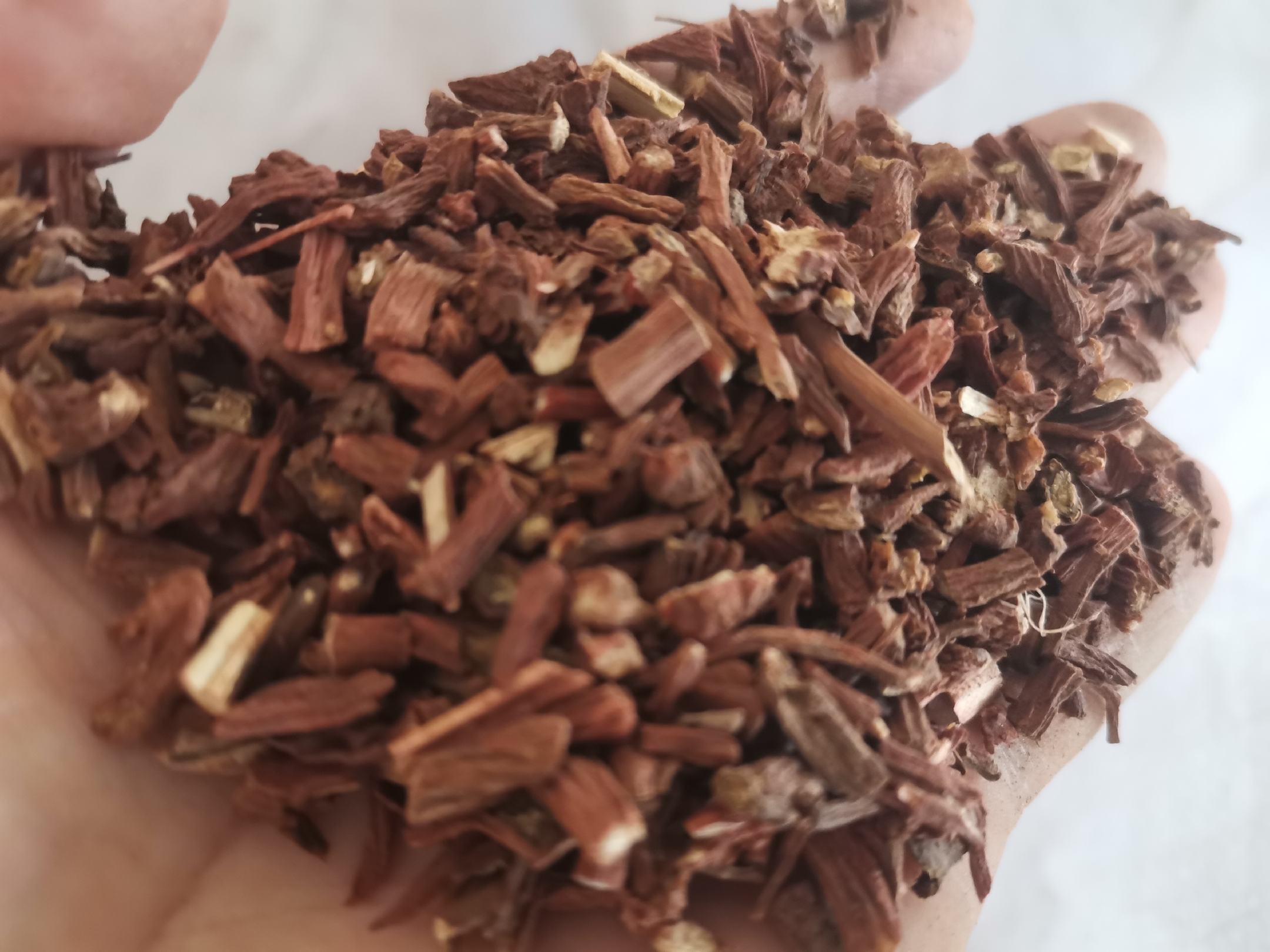 展示丹桂皮药膏涂抹在肩颈部位的过程,体现其缓解疲劳、舒缓疼痛的效果 丹桂皮药膏使用过程示意图