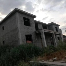 土地农房山水好，价格便宜，交通方便，4面环山，进城半个