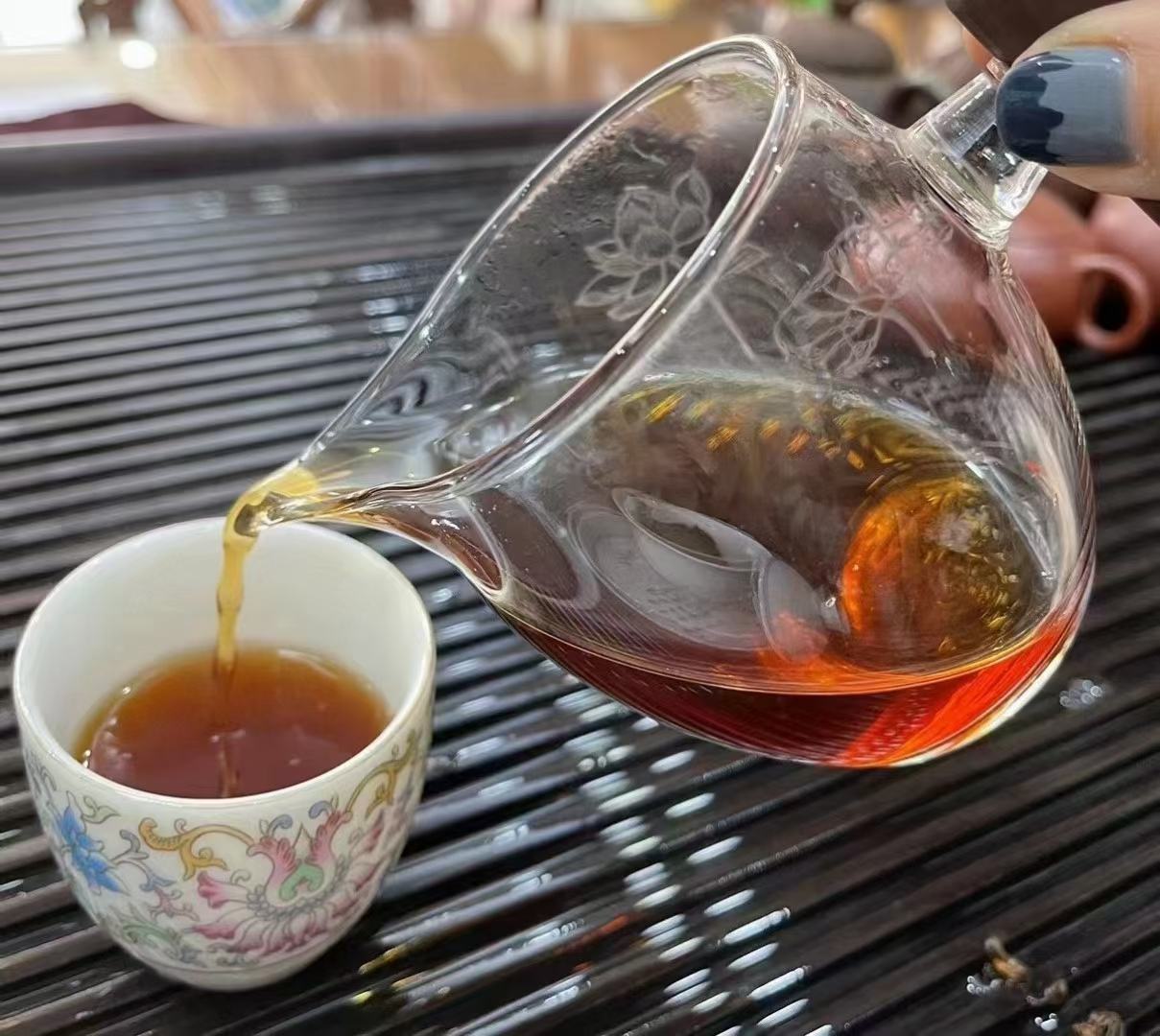 展示黑玛卡片放入杯中加热水冲泡的过程,桌面摆放玻璃杯与茶匙 黑玛卡水冲泡过程