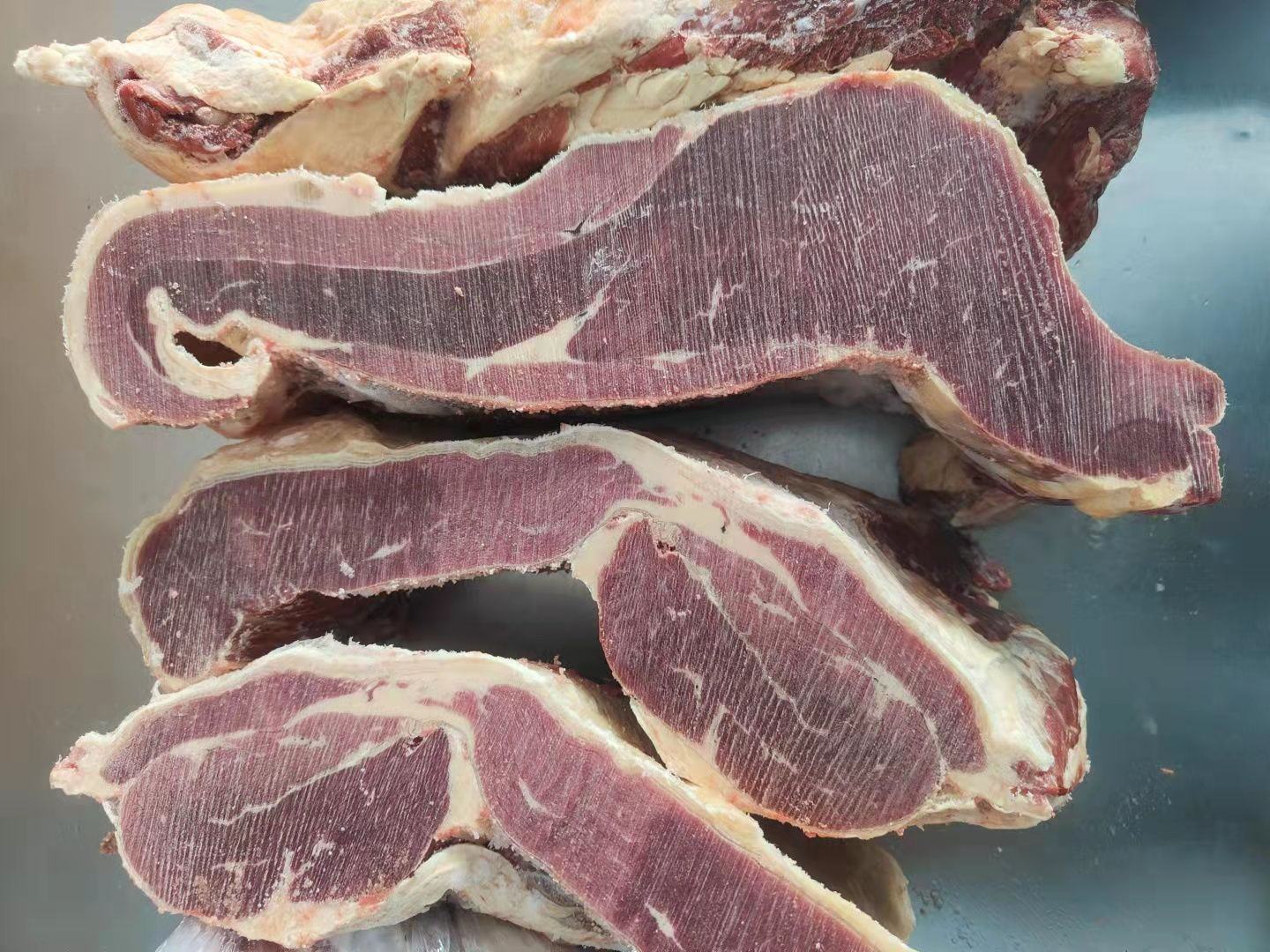 一张高清俯拍图,展示新鲜牛腩块、铁棍山药段、生姜片、大葱段、八角、桂皮、香叶、冰糖等所有所需食材整齐摆放在木质案板上,背景为厨房操作台,光线柔和自然 食材摆盘图