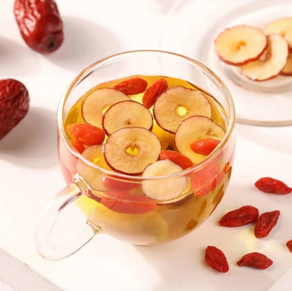 红枣水搭配枸杞和柠檬片,营养更丰富 红枣水搭配枸杞和柠檬