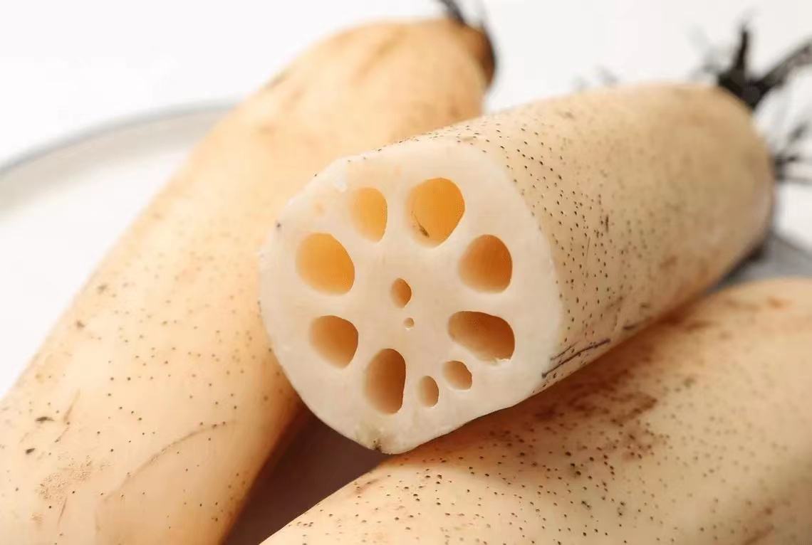 莲藕孔洞中的黑色物质特写