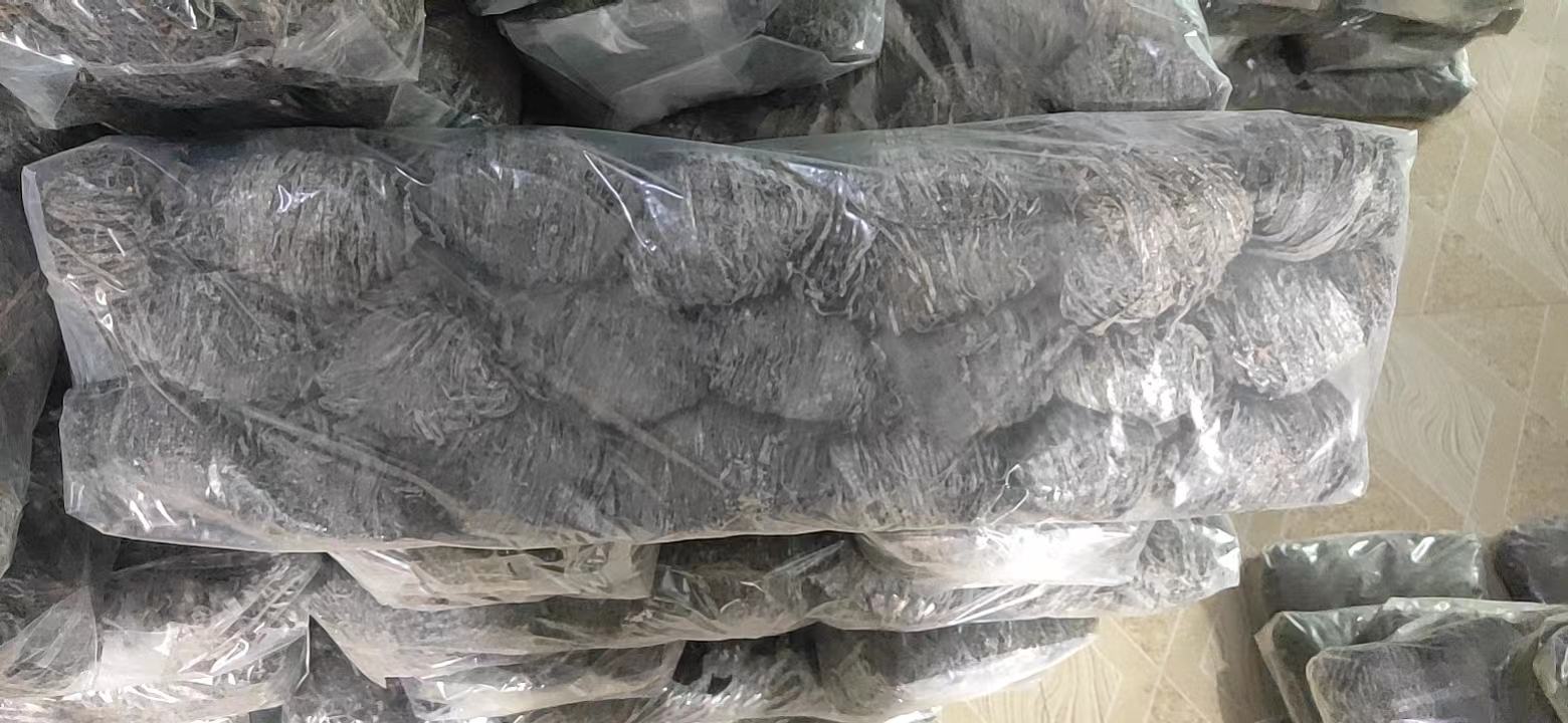 超市货架上陈列的多种干海带丝包装产品