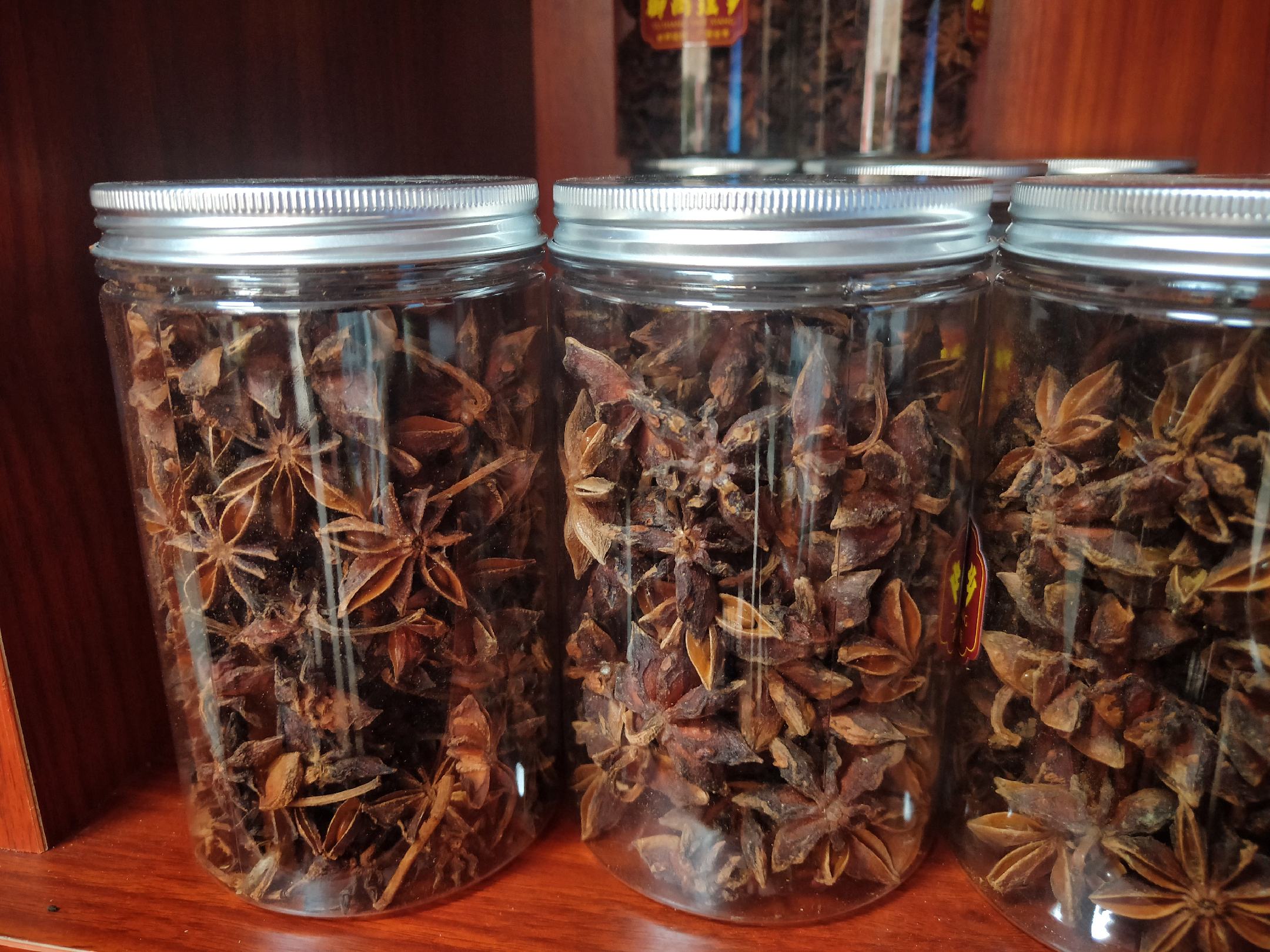 厨房调料架上的八角瓶特写