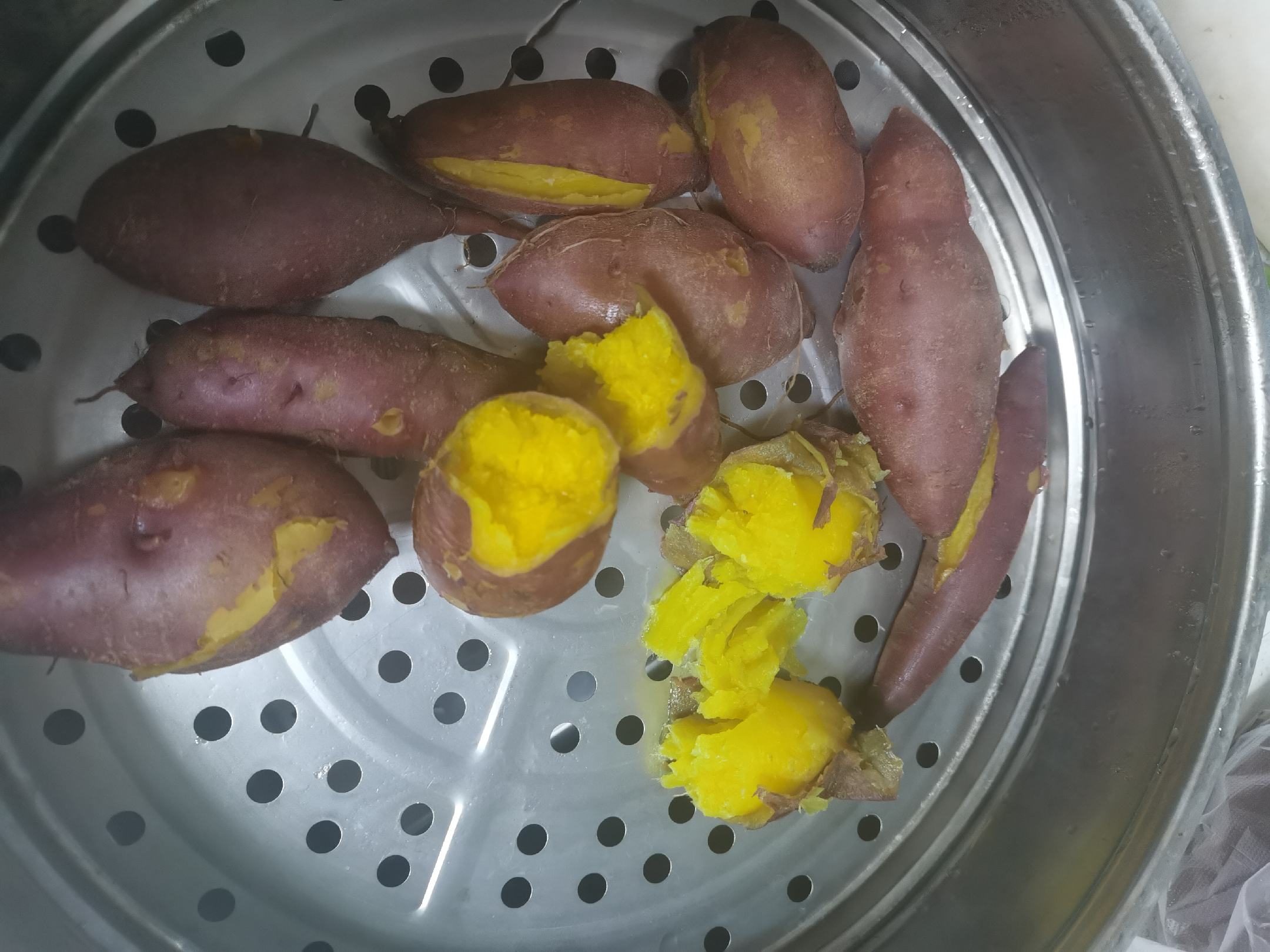 蒸熟的济薯26号切开状态