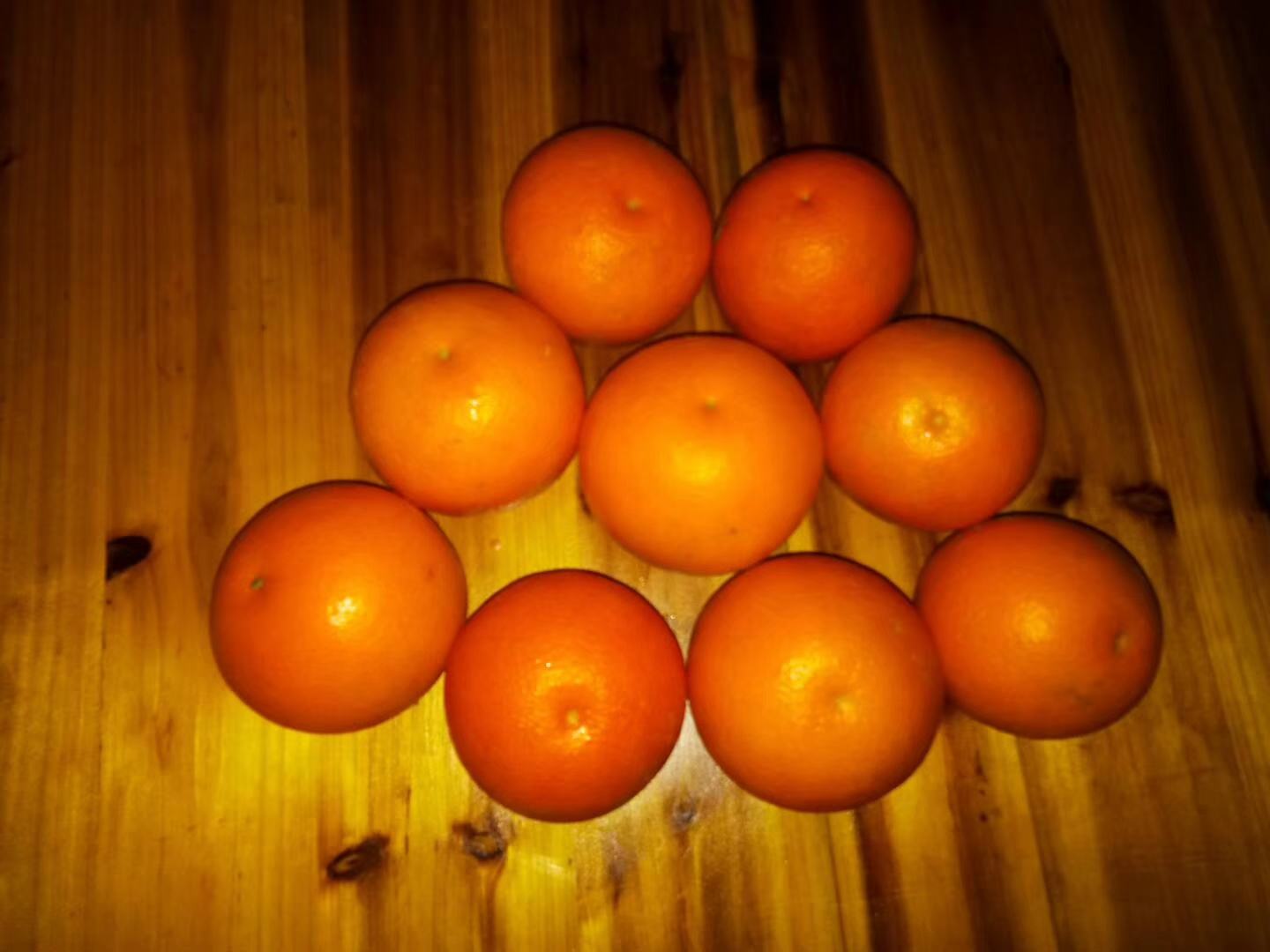 一张白色大理石桌面上摆放着血橙、普通橙子、柚子和柠檬,形成色彩对比,突出血橙深红果肉的特殊性,旁边放有一张手写标签写着‘xuè chéng’拼音 血橙与其他水果对比摆盘