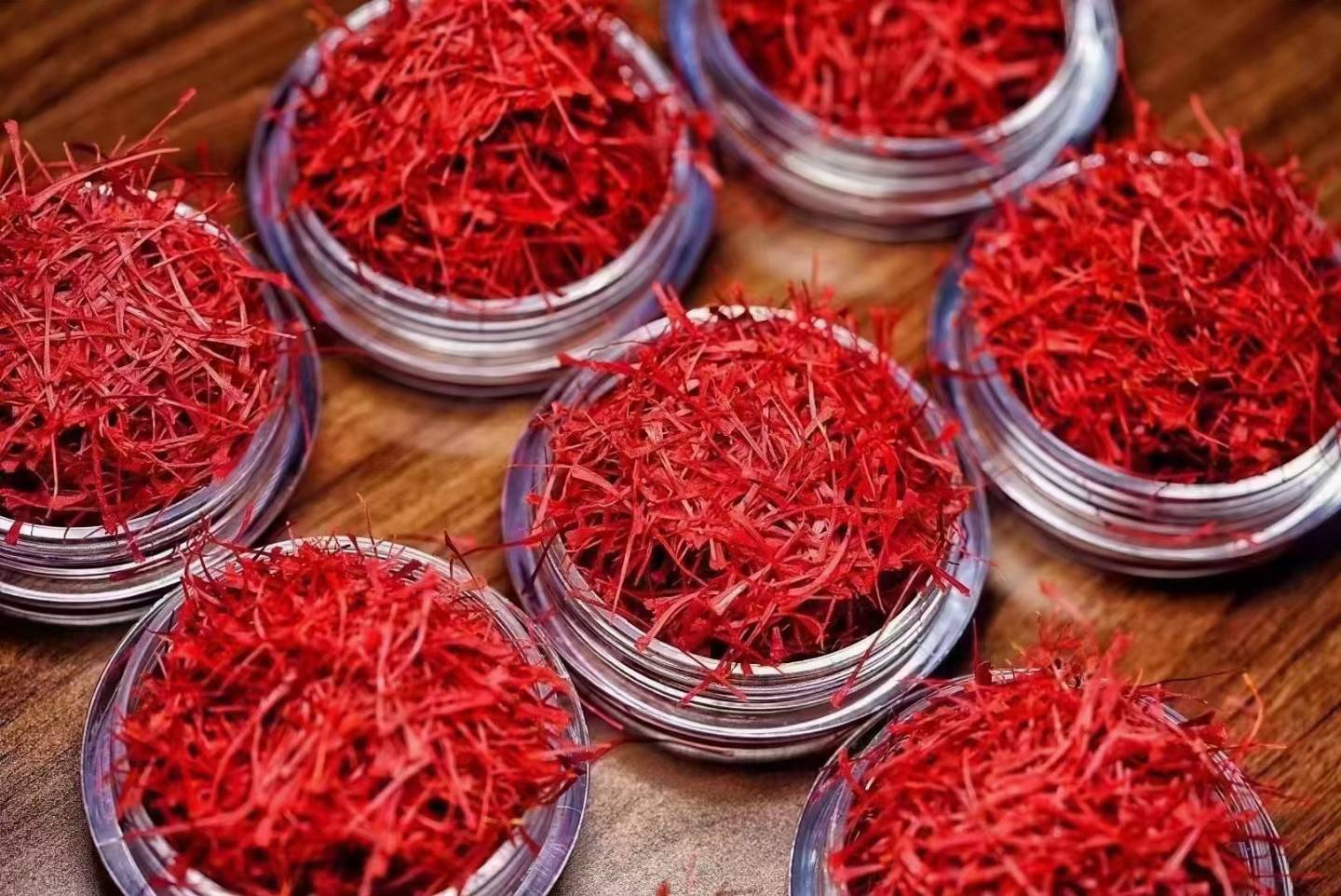 展示小叶紫檀手串的纹理与色泽,体现其自然美感和工艺价值 小叶紫檀手串实物图