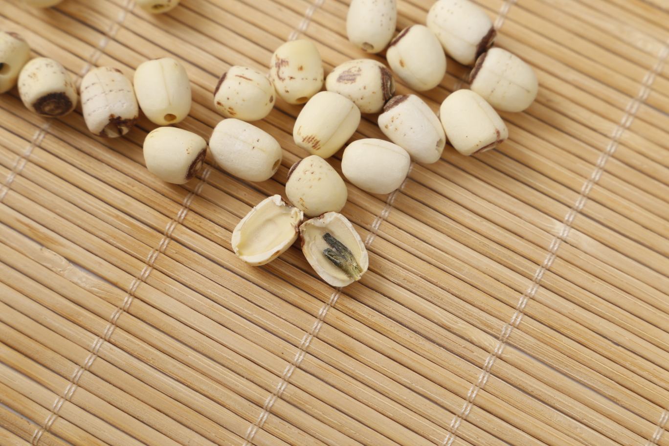 白莲子泡水适合不同人群,图中展示不同性别和年龄段的人饮用白莲子水的场景 白莲子泡水健康人群适用图