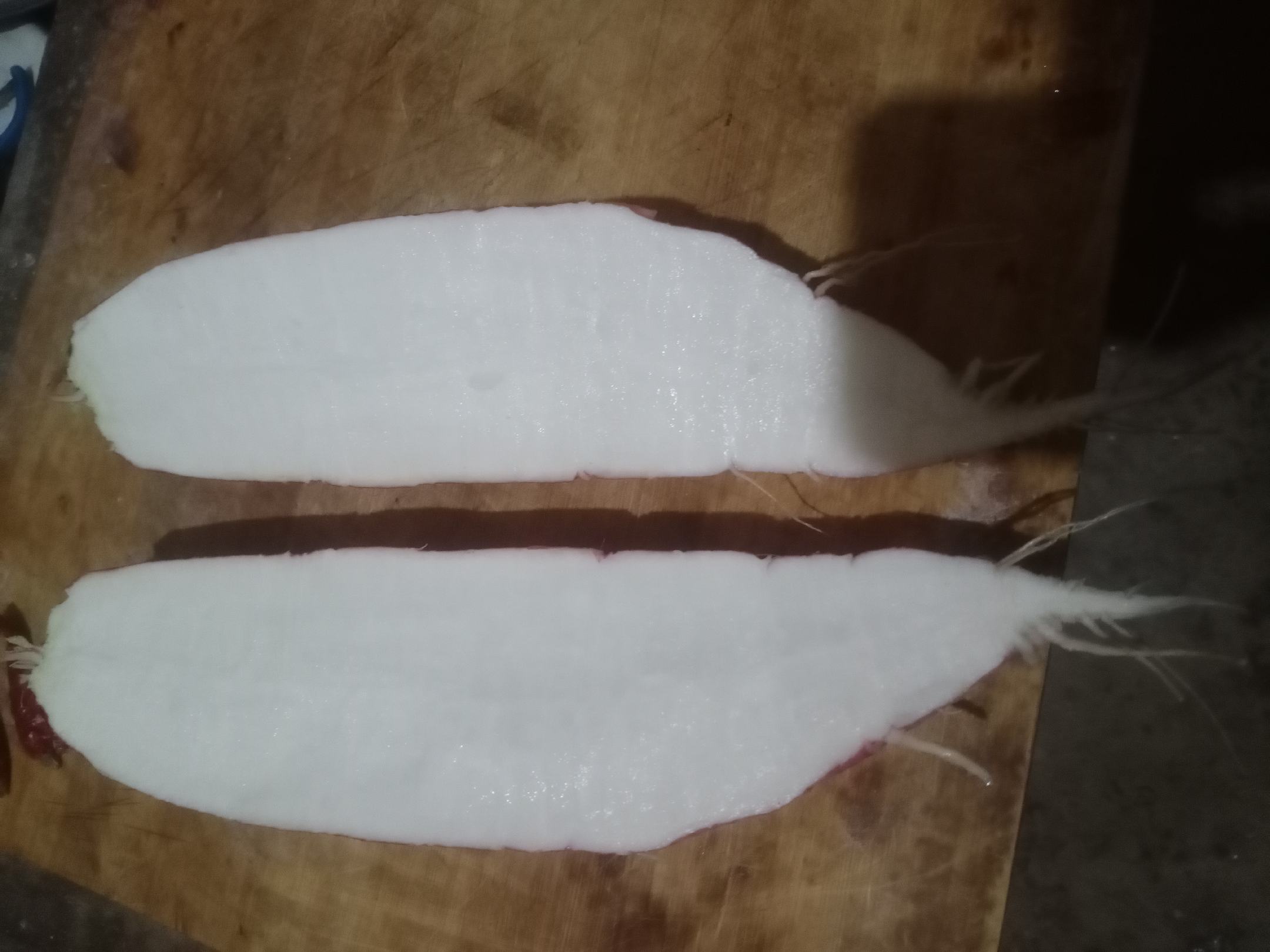 红皮萝卜切开后的内部结构图