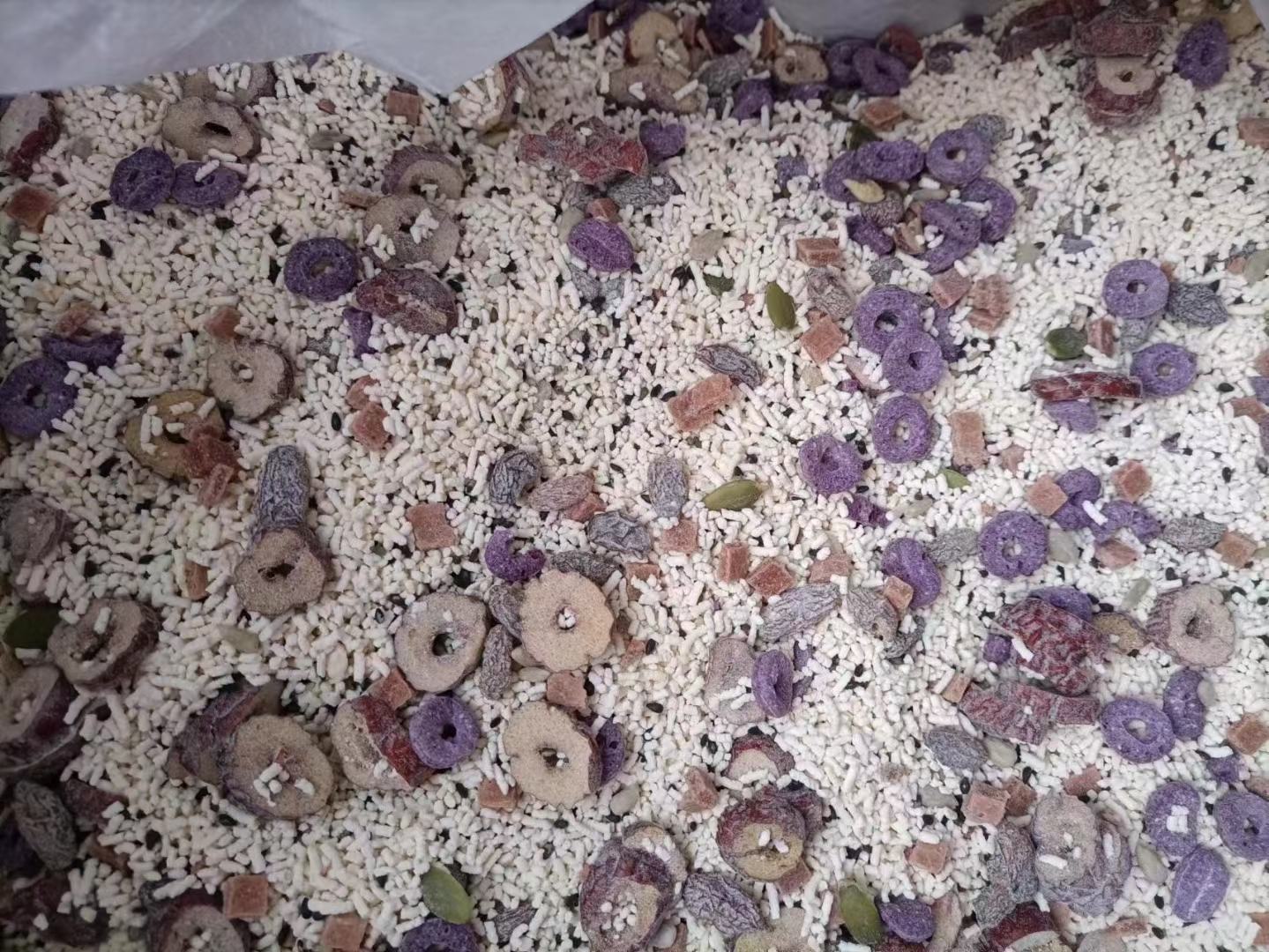 俯拍四杯不同配方莲藕豆浆:左上为莲藕黄豆豆浆(乳白微金、表面细腻无浮沫)、右上为莲藕燕麦核桃豆浆(浅褐浓稠、可见细小核桃碎)、左下为莲藕山药小米豆浆(米白色、质地如米糊般柔滑)、右下为莲藕苹果杏仁豆浆(淡粉色透亮、表面浮少量杏仁油星) 莲藕黄豆燕麦苹果四种莲藕豆浆成品对比图