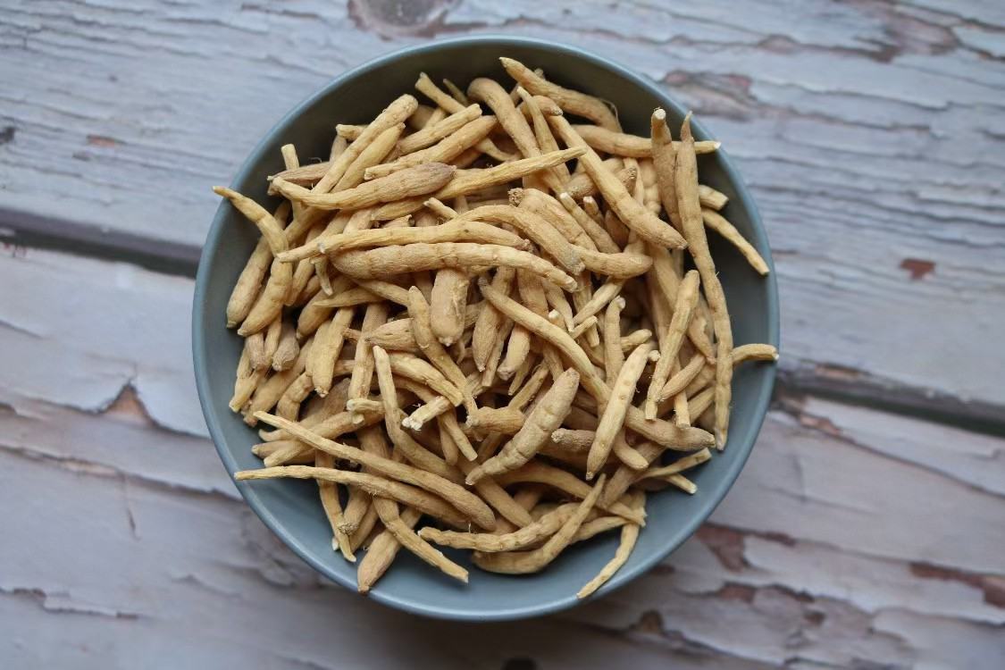 高丽参炖瘦肉汤分装与食用场景图