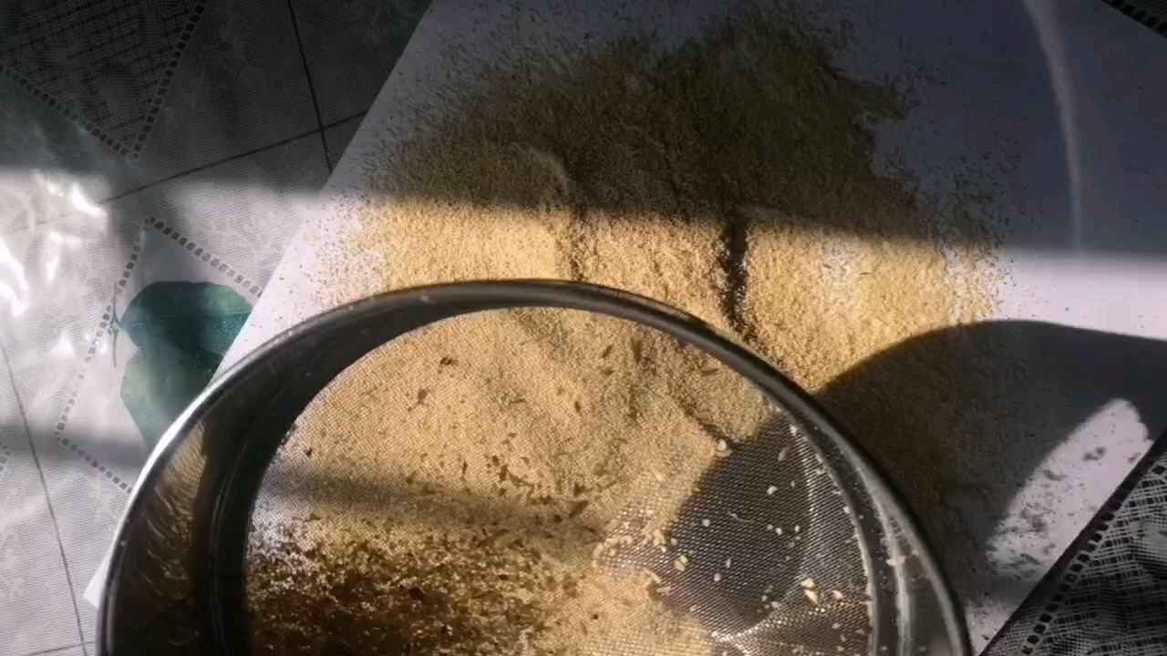 蒜米挑选与清洗过程
