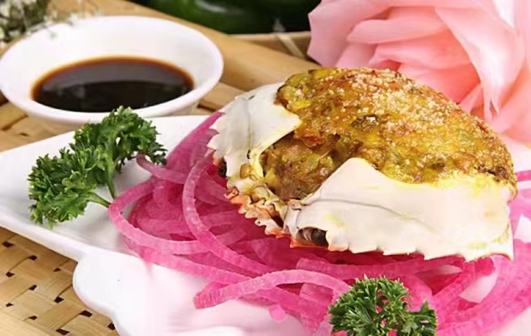 一道精心摆盘的香炸软壳梭子蟹,金黄酥脆,配以柠檬片与香草点缀,展现高级料理质感 软壳梭子蟹烹饪成品图