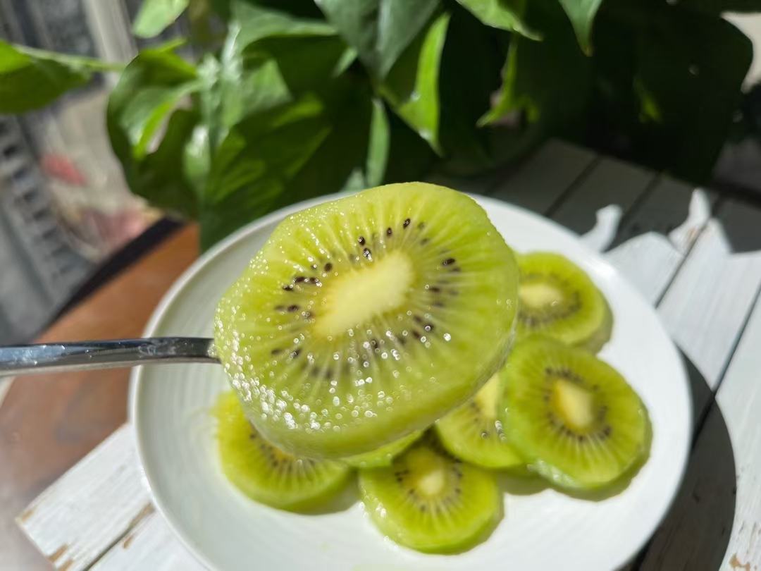 家庭餐桌上享用猕猴桃的场景