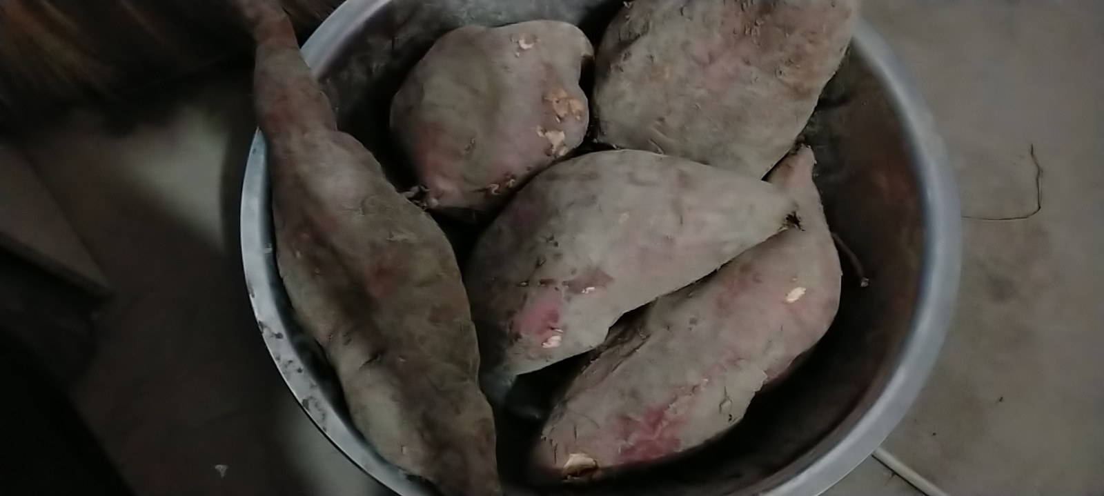 烟薯能用微波炉烤吗 - 新鲜烟薯与微波炉摆放对比图