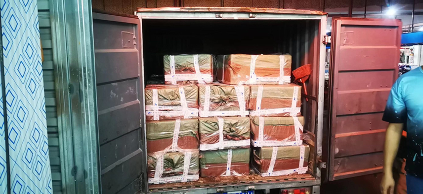 大闸蟹装在泡沫箱中，配有冰袋和湿毛巾