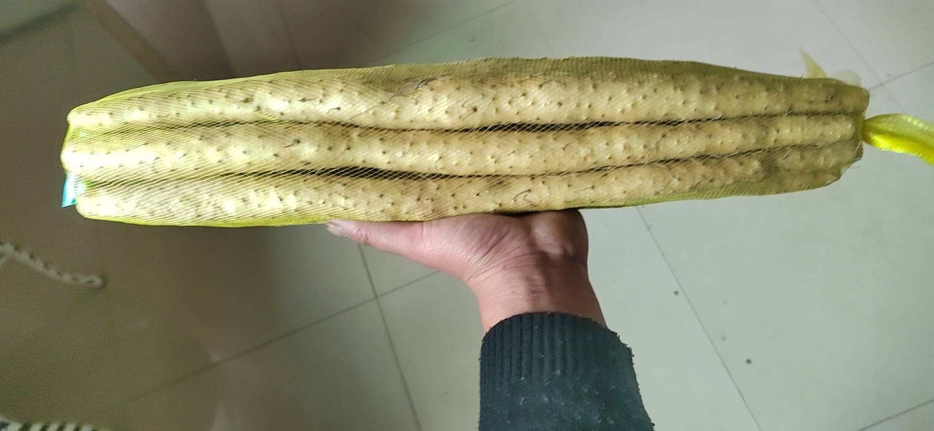 一位身穿白大褂的医生坐在诊室内,手持平板电脑展示食物嘌呤分类图表,面前坐着一名中年男性患者,医生正指着‘低嘌呤蔬菜’区域中的小葱图片进行讲解,背景可见‘风湿免疫科’标识牌 医院门诊场景中的医生向患者讲解饮食建议