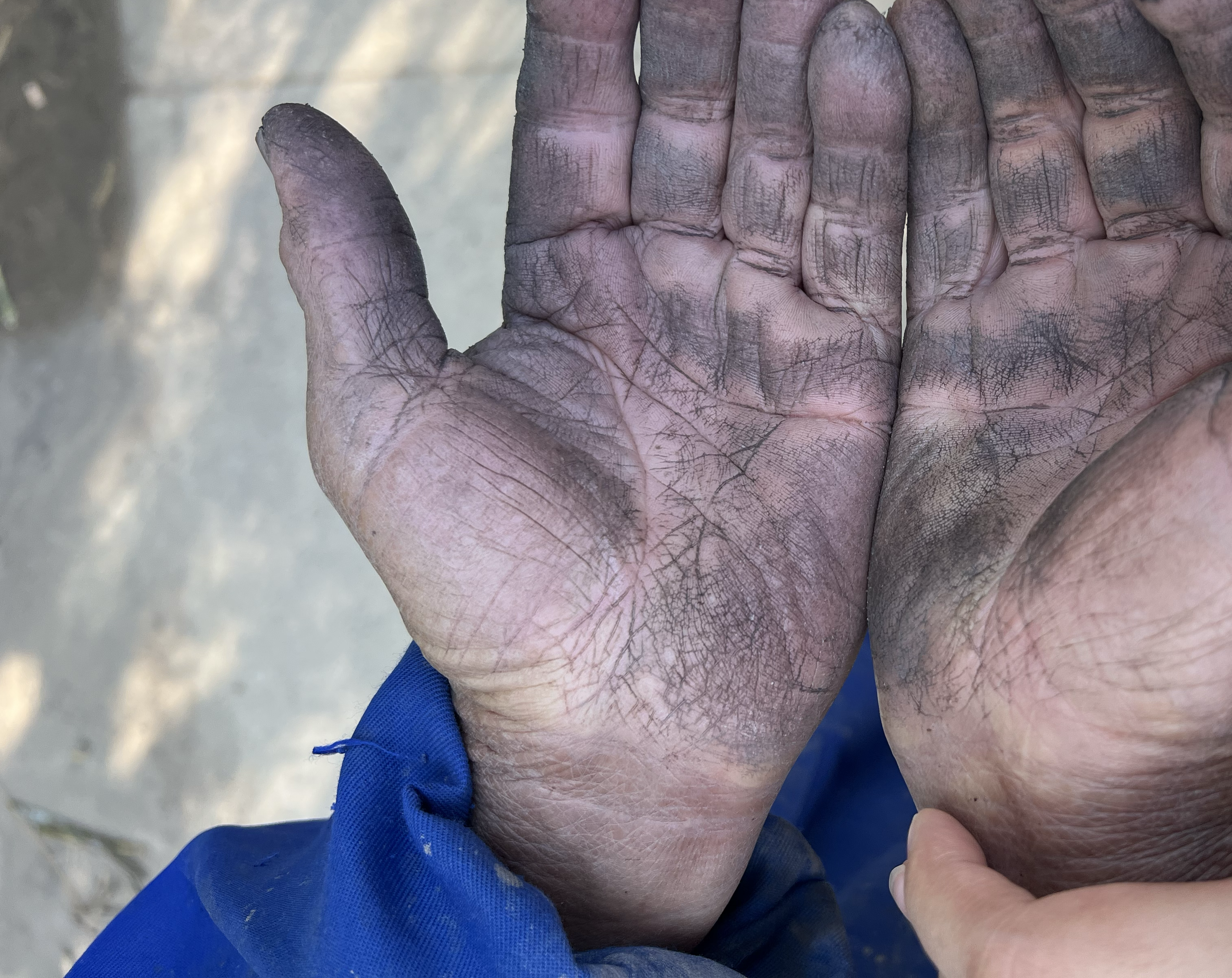 使用牙膏清洁染黑的手部 使用牙膏清洁染黑的手部