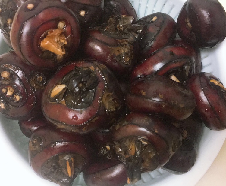 一张农家风格木桌上摆放着三道以马齿菜为主料的菜肴:左侧为蒜蓉凉拌马齿菜(浅瓷盘中绿色菜叶淋芝麻油),中间为马齿菜炒鸡蛋(铁锅盛装金黄蛋液包裹翠绿菜段),右侧为马齿菜猪肉汤(粗陶碗内漂浮着几片嫩叶与肉片);背景模糊处可见竹篮与野菜捆 马齿菜餐桌成品图