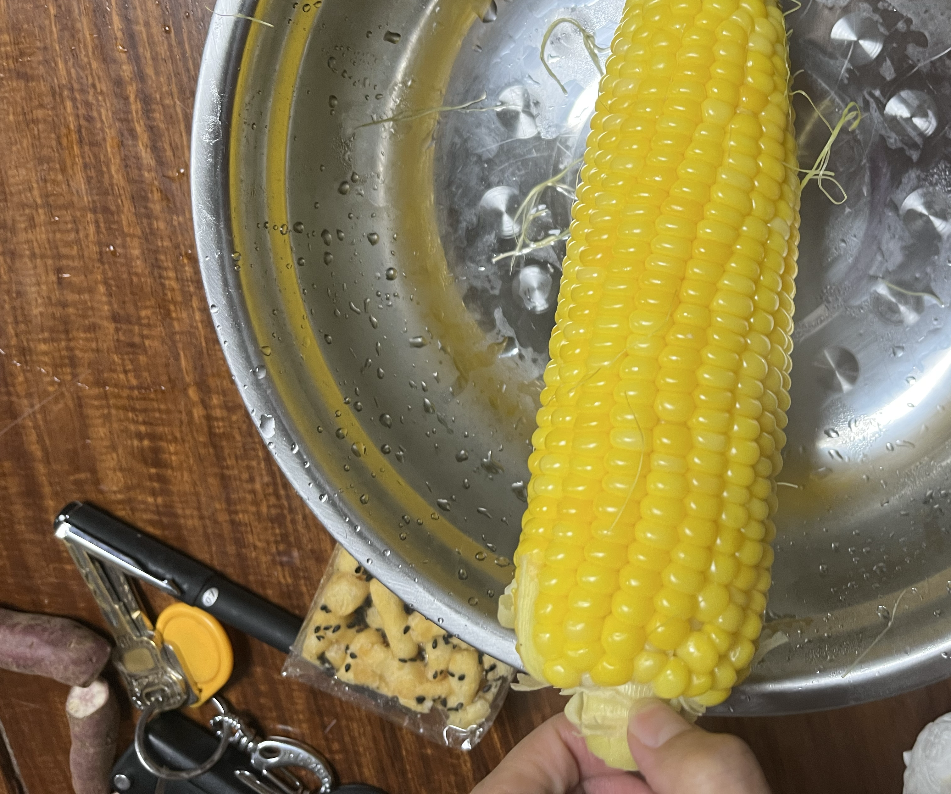 螺旋式剥玉米粒过程