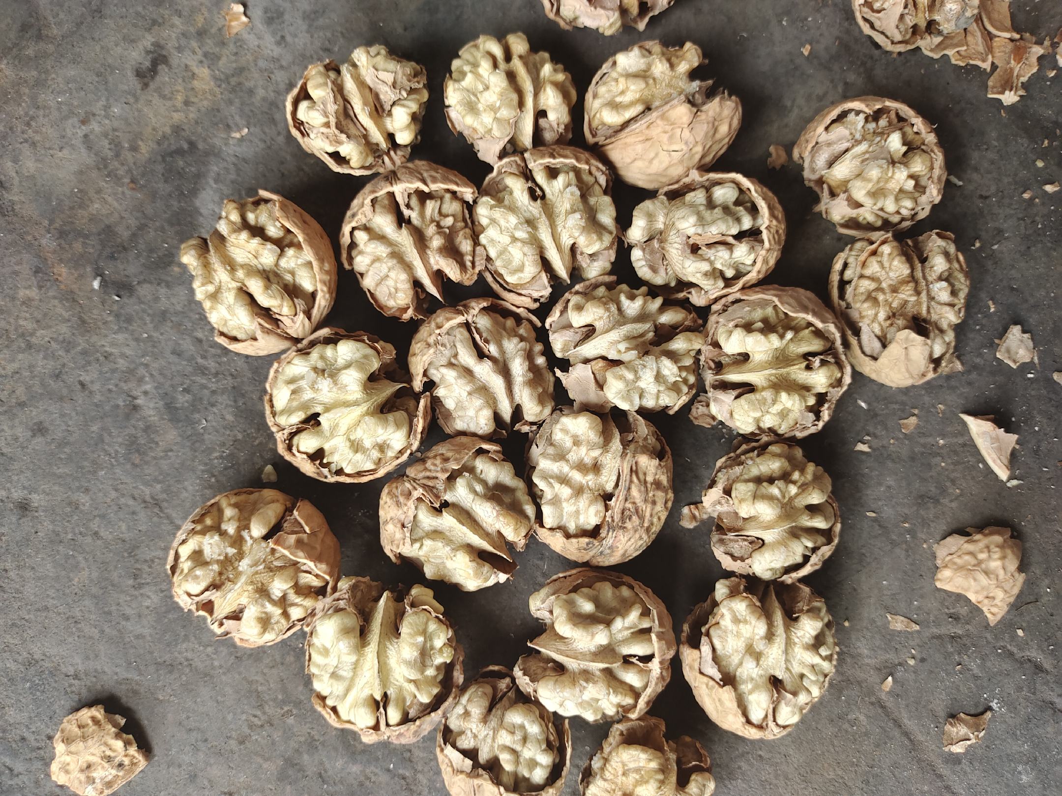 木制托盘上摆放着新鲜采摘的冬桃，旁边配有玻璃罐装桃酱、风干桃片和切开的半颗桃子，背景为厨房木质台面