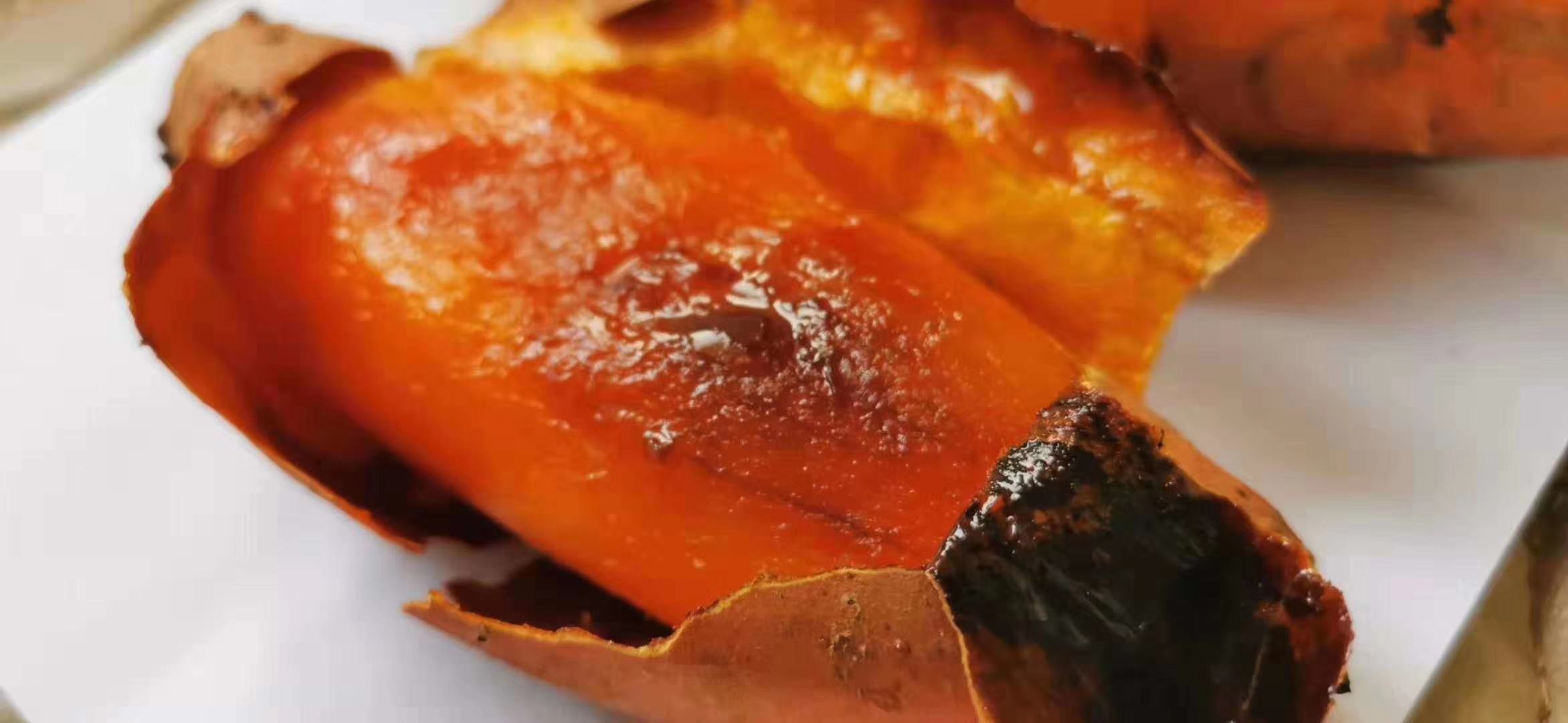 红外热成像与糖色反应同步记录:烟薯25在200℃烤箱中烘烤45分钟,表皮温度达182℃时出现均匀琥珀色焦糖层,表面糖分结晶颗粒直径8–12μm;同期哈密红薯相同条件下仅呈浅金黄色,结晶颗粒稀疏且直径达20–35μm,反映其还原糖迁移与美拉德反应效率差异 烟薯25烤制过程糖色反应特写