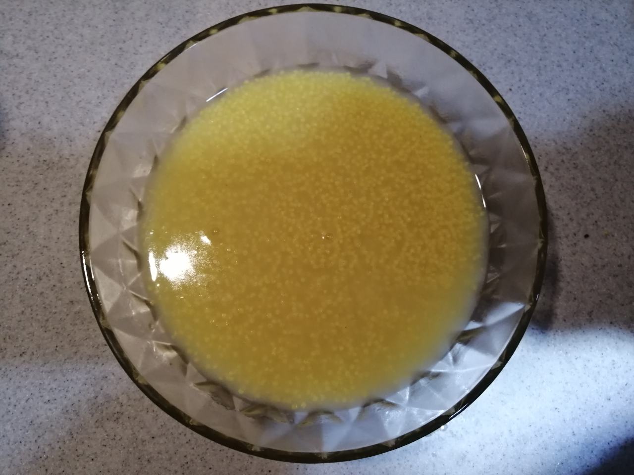 雪梨麦冬水盛在玻璃杯中，旁边搭配早餐