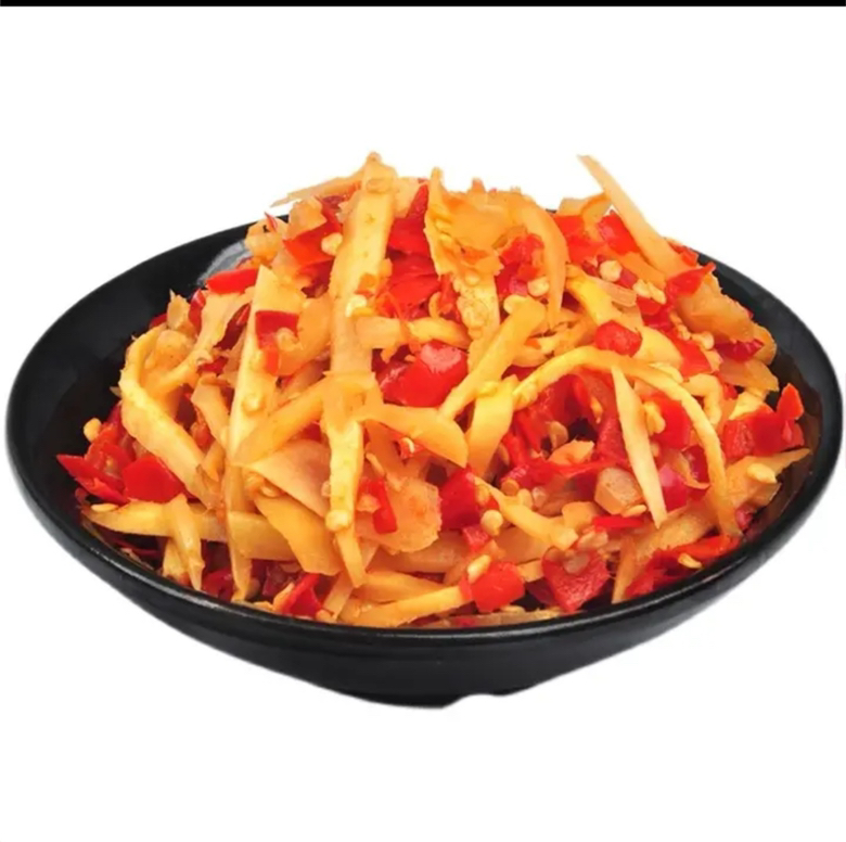 图示为一盘色泽红亮、酸辣诱人的泡椒笋成品 泡椒笋成品展示