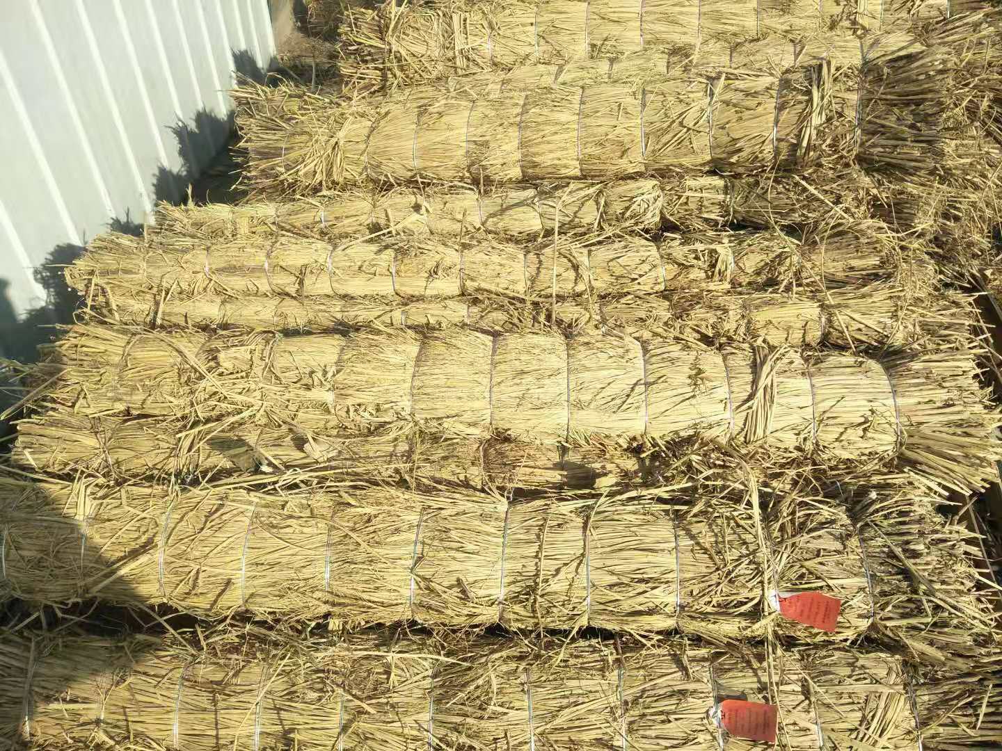 水缸外层包裹厚厚的稻草,起到良好的保温效果 水缸外部包裹稻草保温