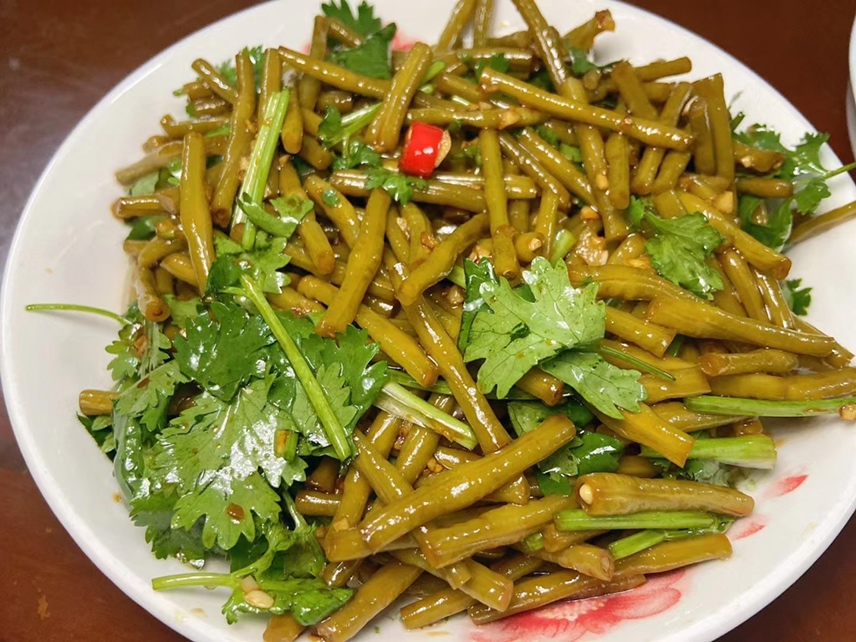 酸豆角炖豆腐成品图,汤色清澈,豆香浓郁 酸豆角炖豆腐成品图