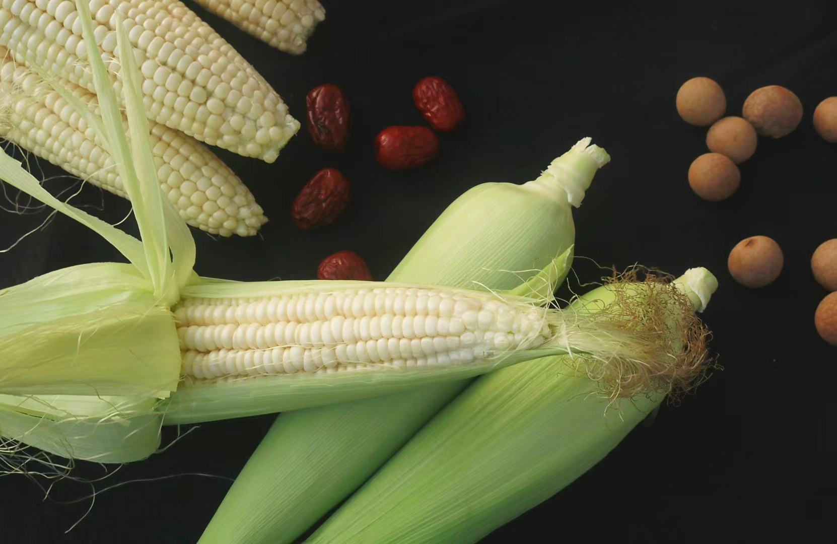 插画展示玉米与健康生活方式的关系,如心脏、肠道、眼睛等器官图标环绕玉米 玉米与健康生活插画